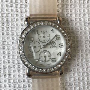 GG Women's Silver Tone Mother of Pearl Quartz Wristwatch Japan, Not Working